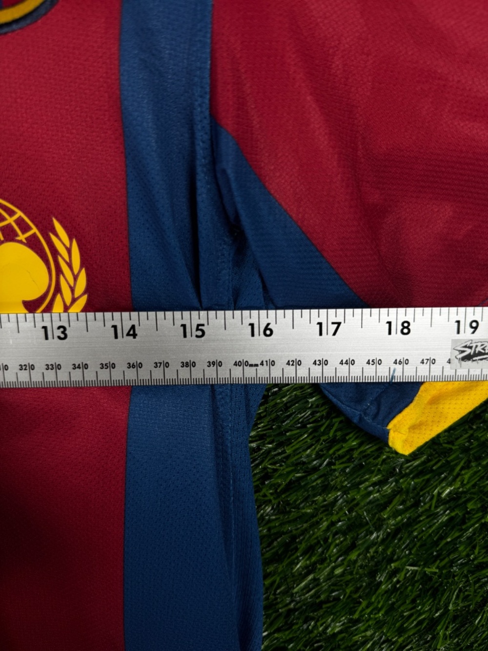 Barcelona Home 2010/2011 Nike Soccer Jersey - Picture 2 of 6